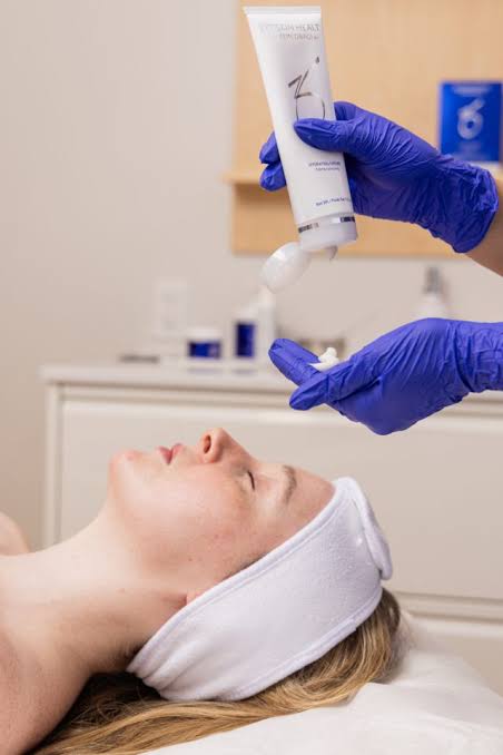 Nettoyage profond du visage avec extraction des comédons ZO® Skin Health